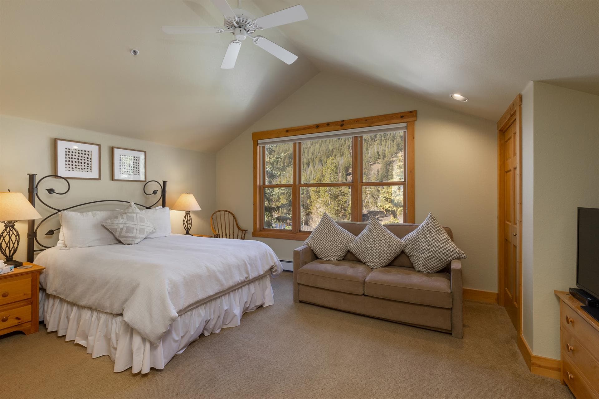 Treetop Haven Retreat - Image 10