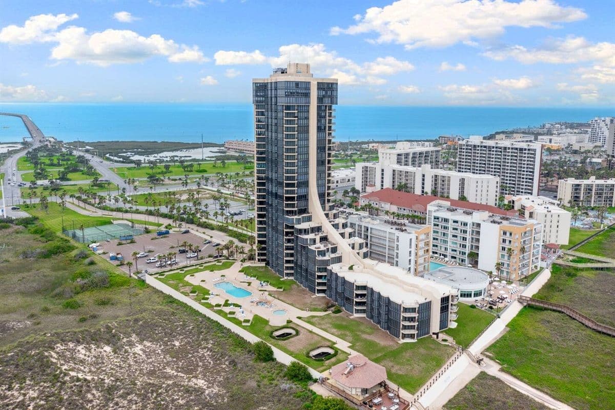 Bridgepoint Residence - Image 39