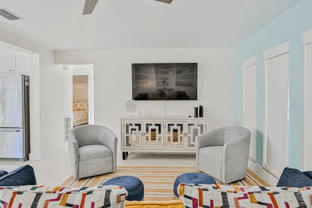 Corner by the Coast - Image 2