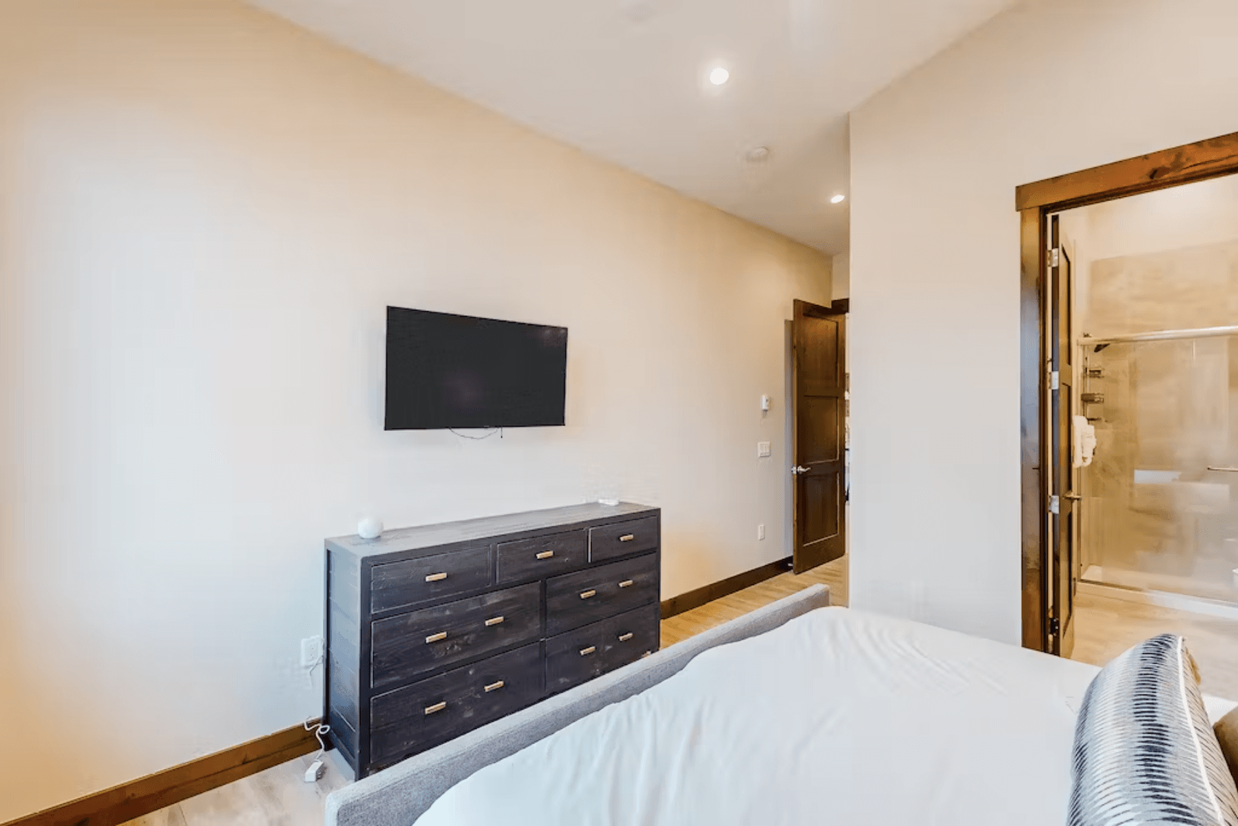 Springview Lane Residence - Image 11