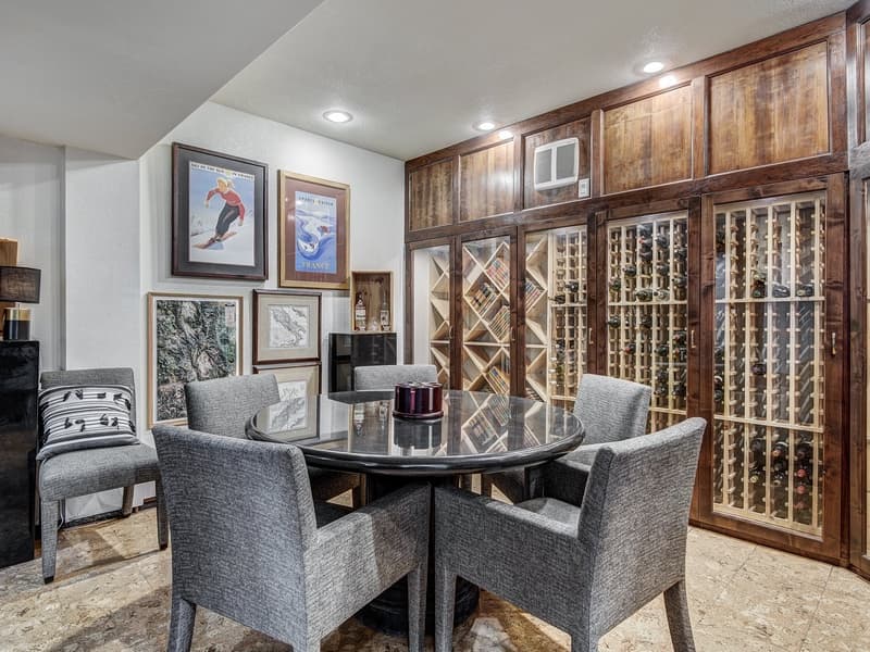 Lakeshore Luxury Chalet - Image 17