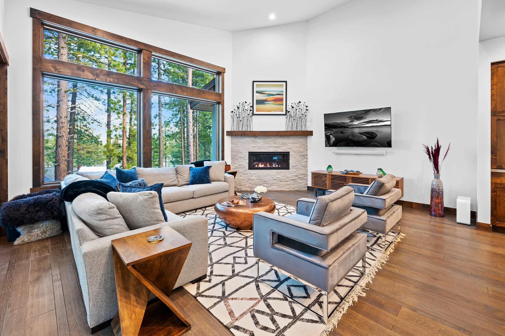 Luxurious Truckee - Image 3