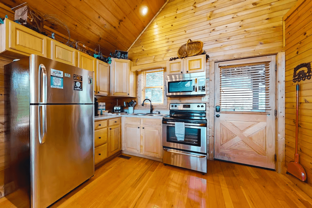 Little Black Bear Retreat - Image 2