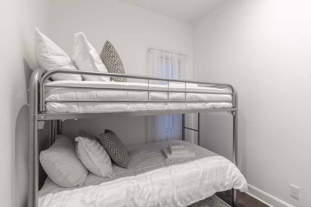 Miller House - Image 30