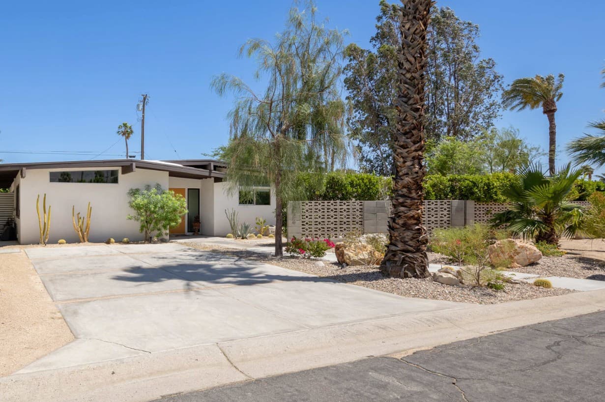 Hugh Kaptur's Mid Century Modern Oasis - Image 59