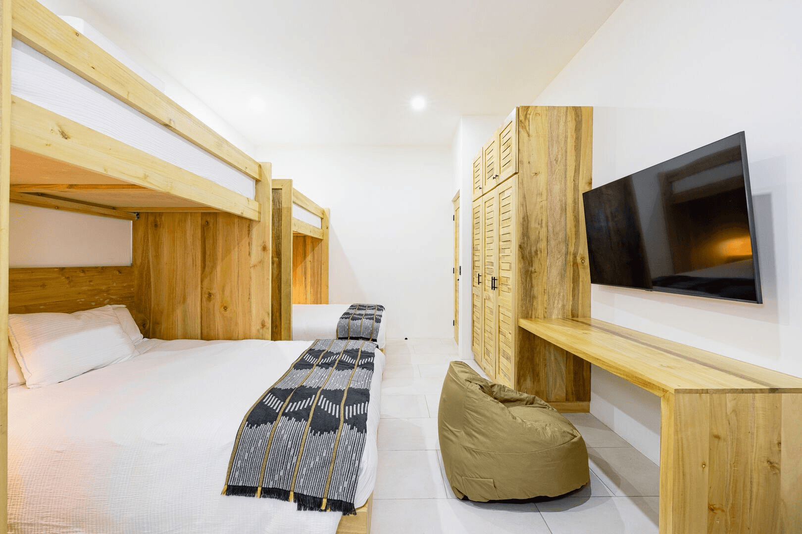 Casa Blanca - Image 20