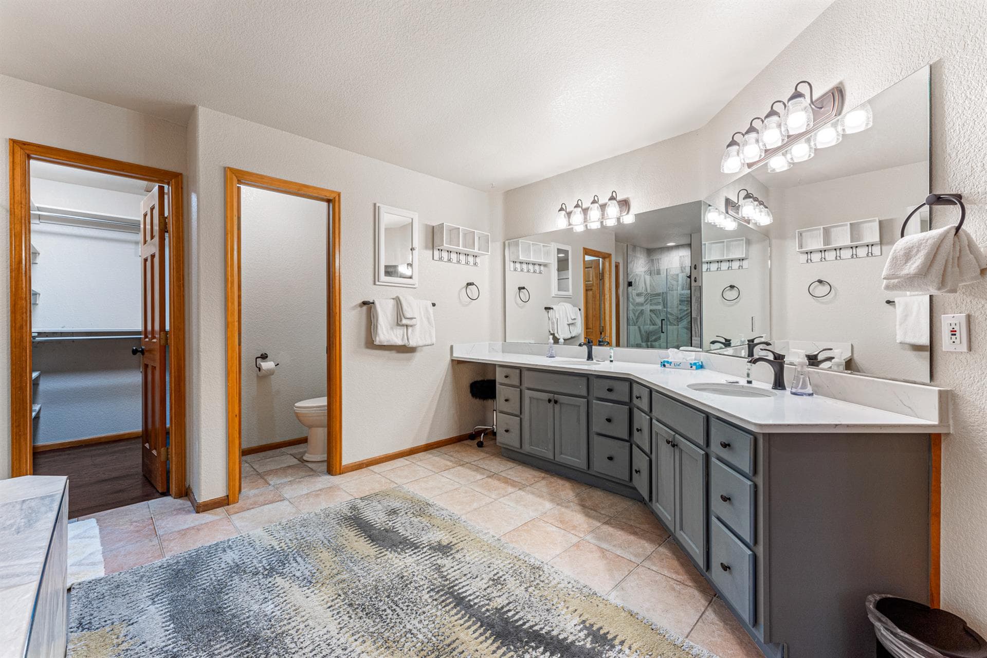 Burgundy House - Image 36