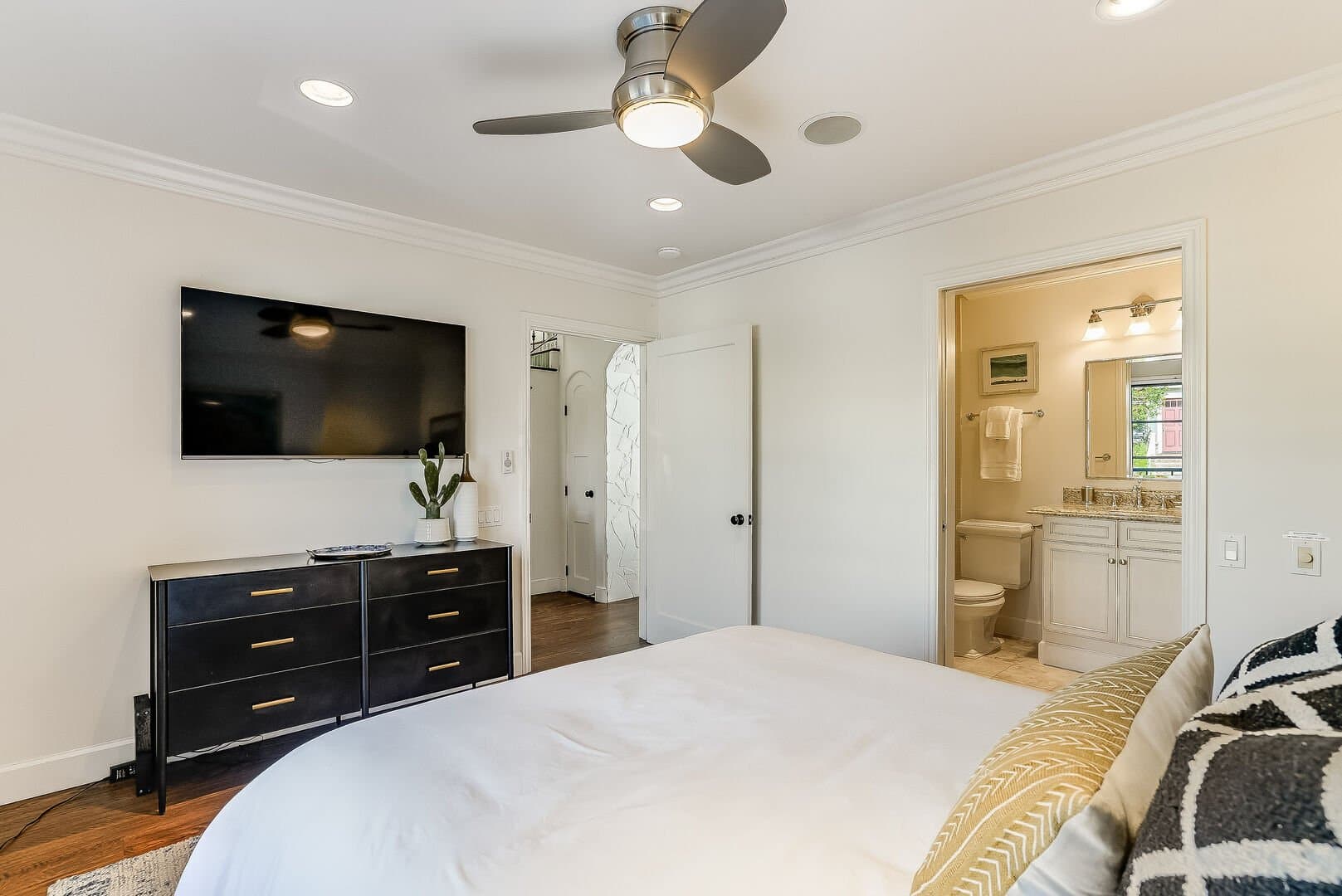 Dolphin Bluff - Image 25