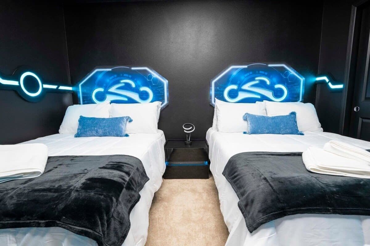 Windsor Island #4458 - Image 18