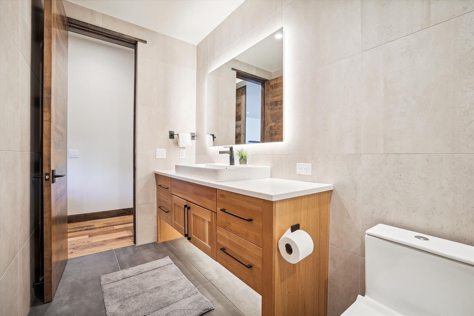 Modern View Manor - Image 35