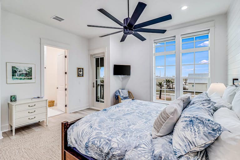 Commodore’s Hideout - Image 22