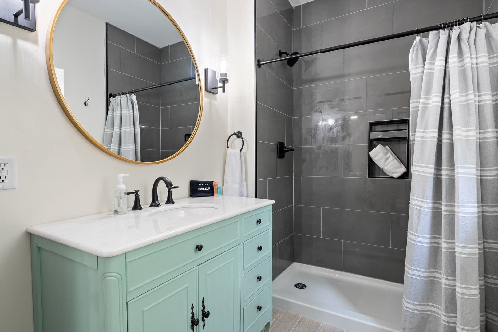 Point Beach Cottage - Image 10