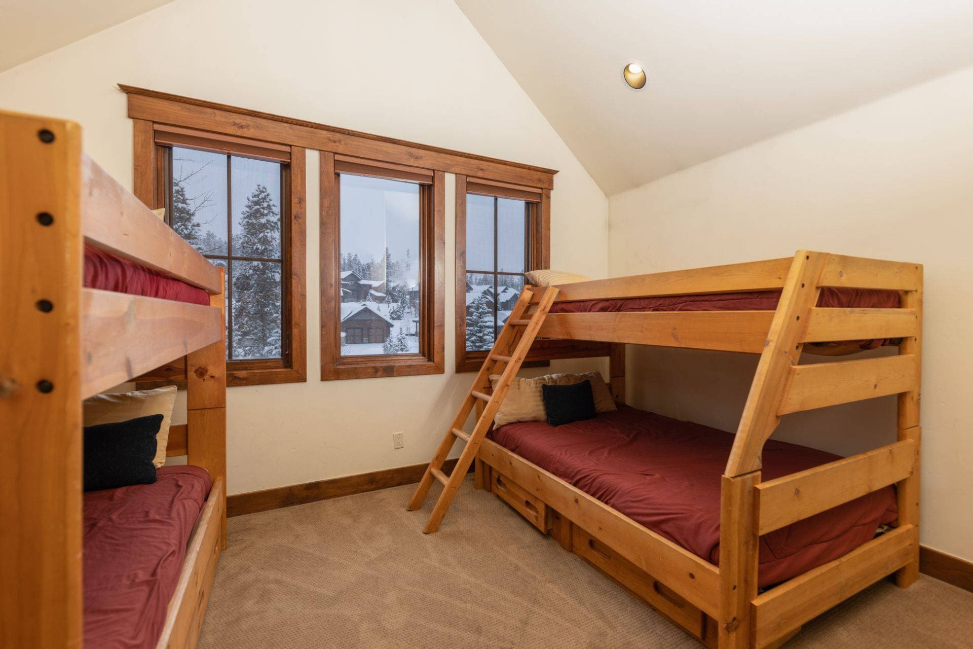 Last Nickel Lodge - Image 30