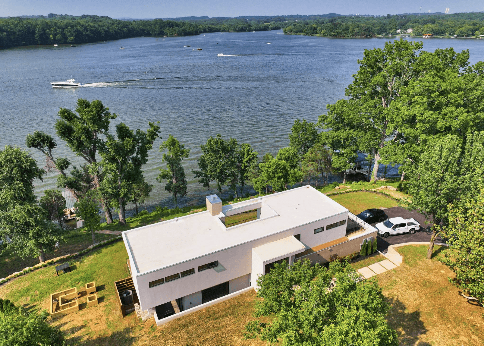 Nashville Lakeside Modern - Image 24