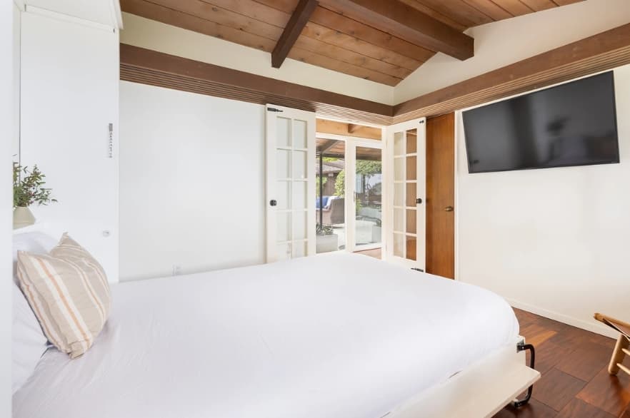 La Jolla Mid-Century - Image 27