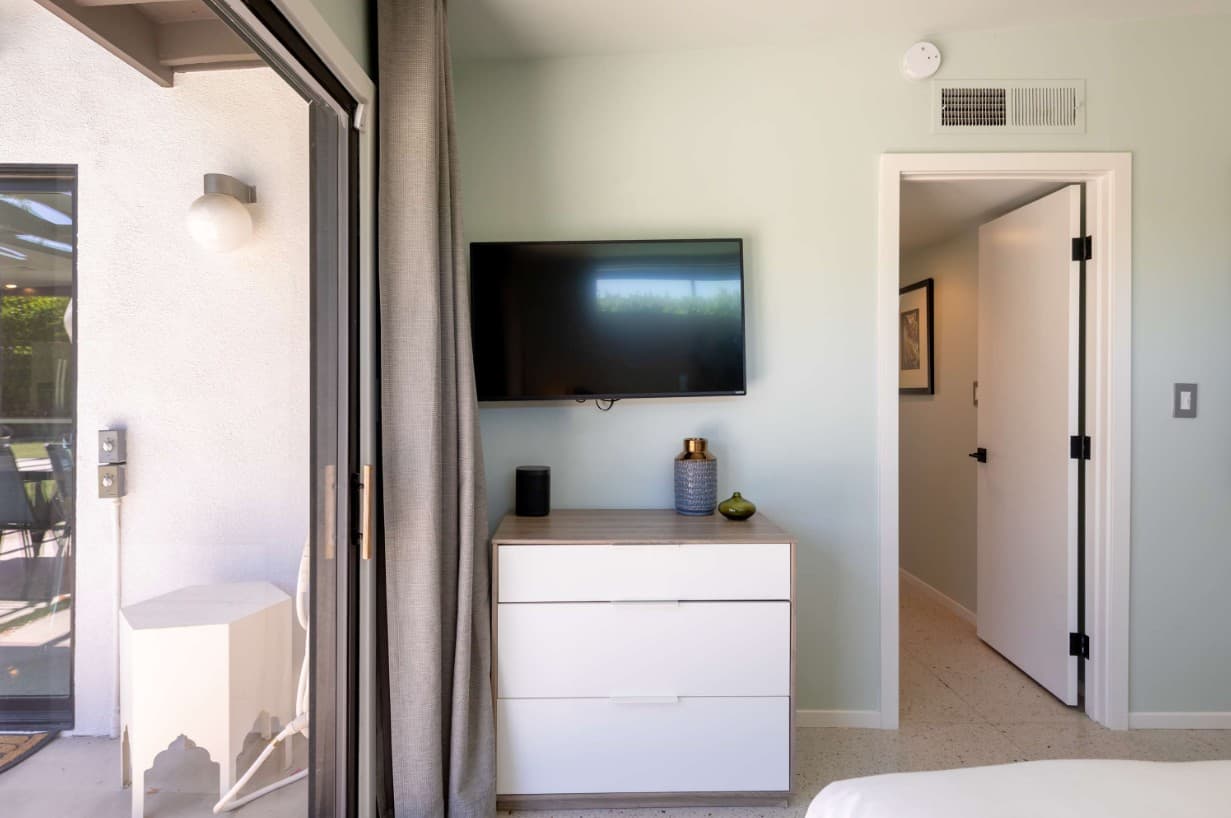 Hugh Kaptur's Mid Century Modern Oasis - Image 40