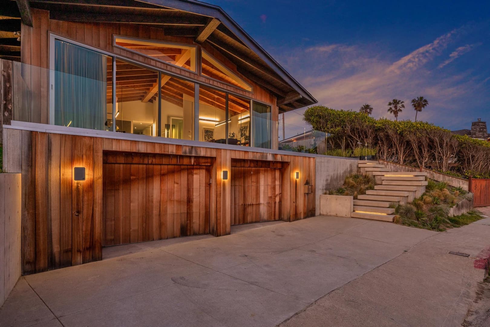 Beachfront Modern Retreat - Image 39