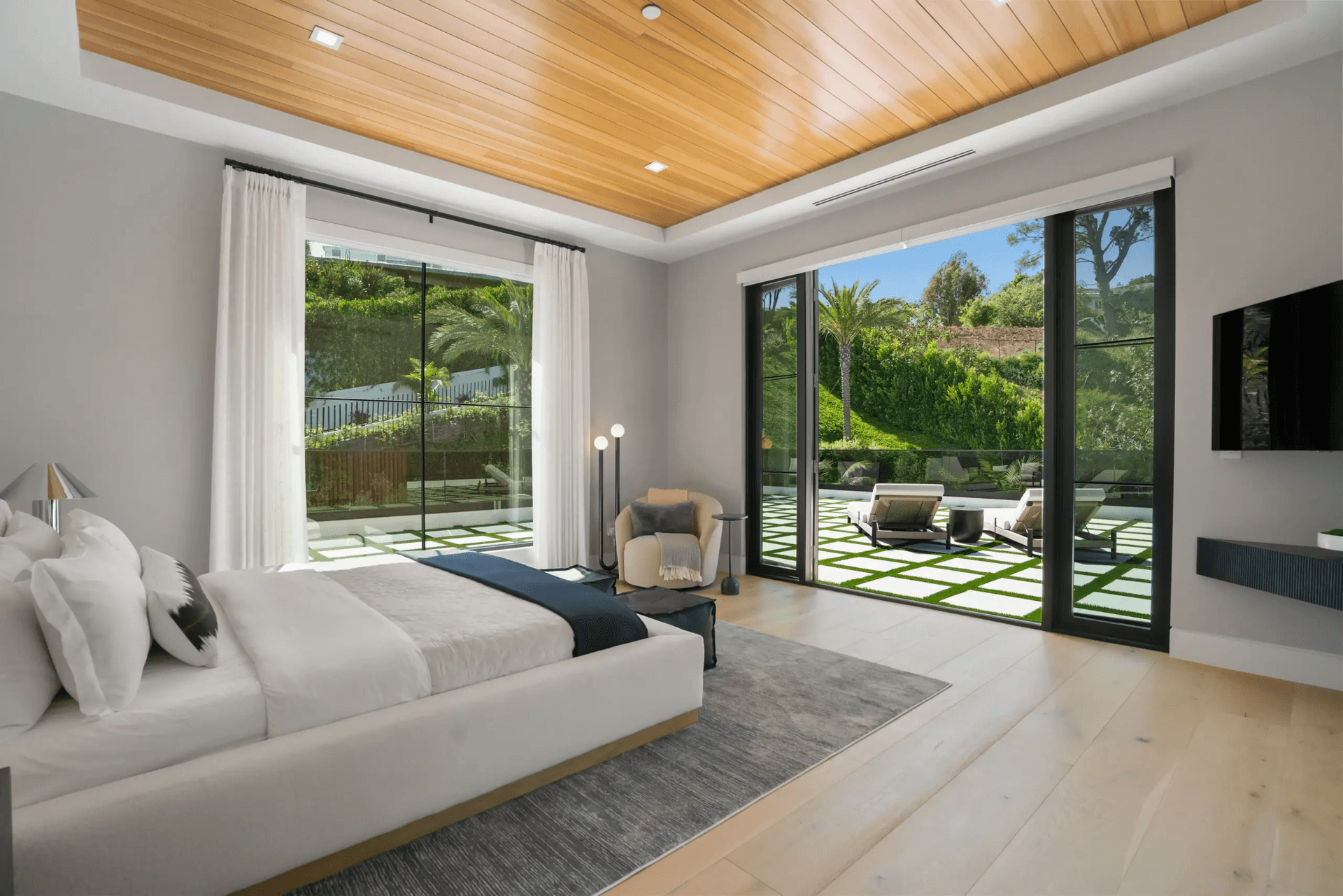 Linda Flora - Image 23