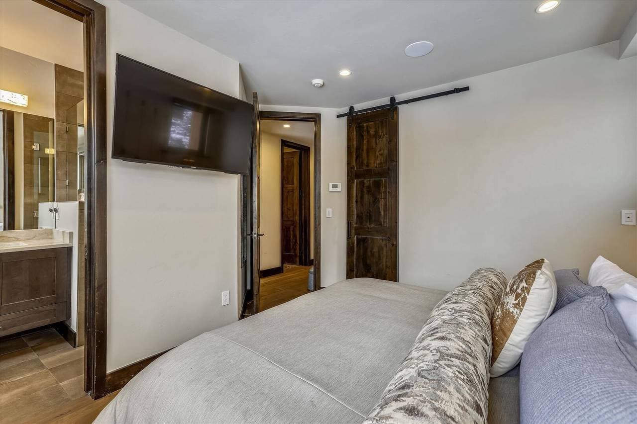 Falcon Haus - Image 23