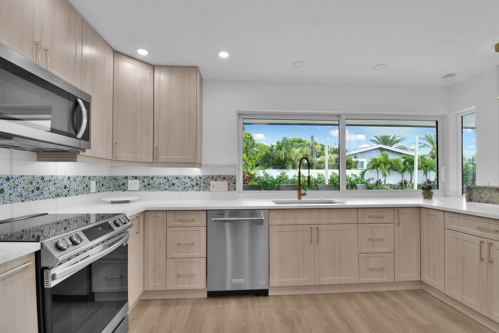 Palms and Playhouse - Image 9