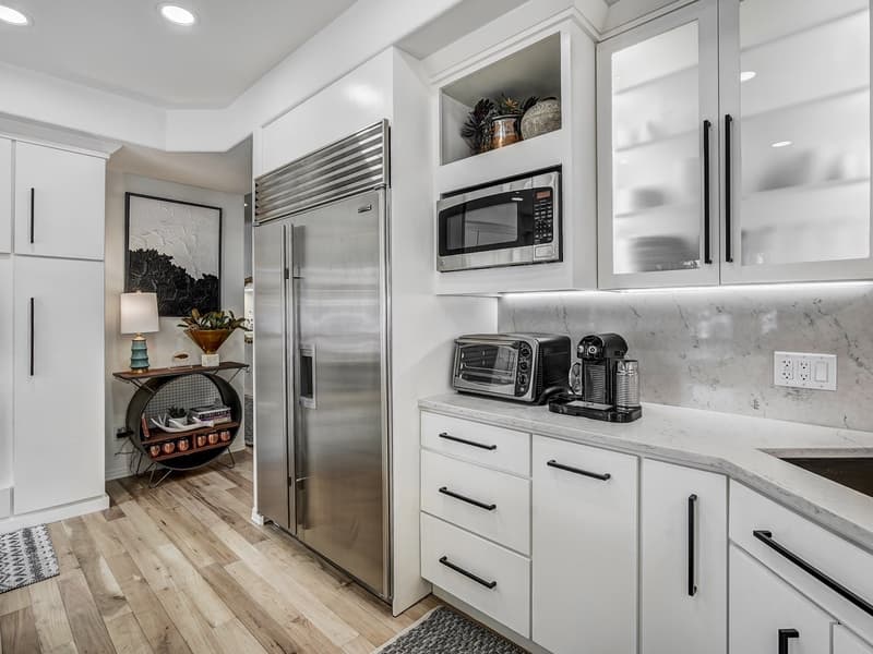 Lakeshore Luxury Chalet - Image 13