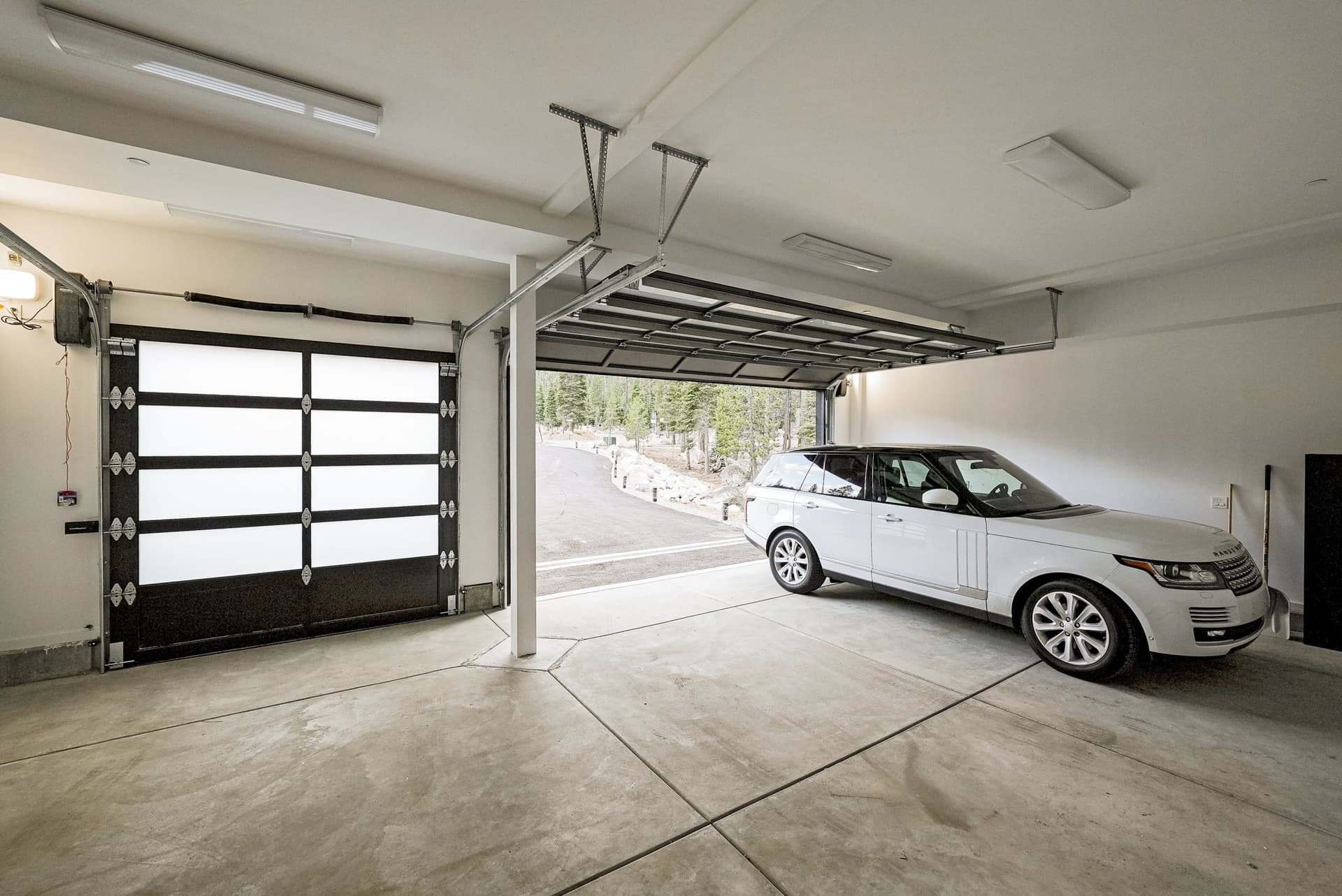 Modern Creekside Retreat - Image 29