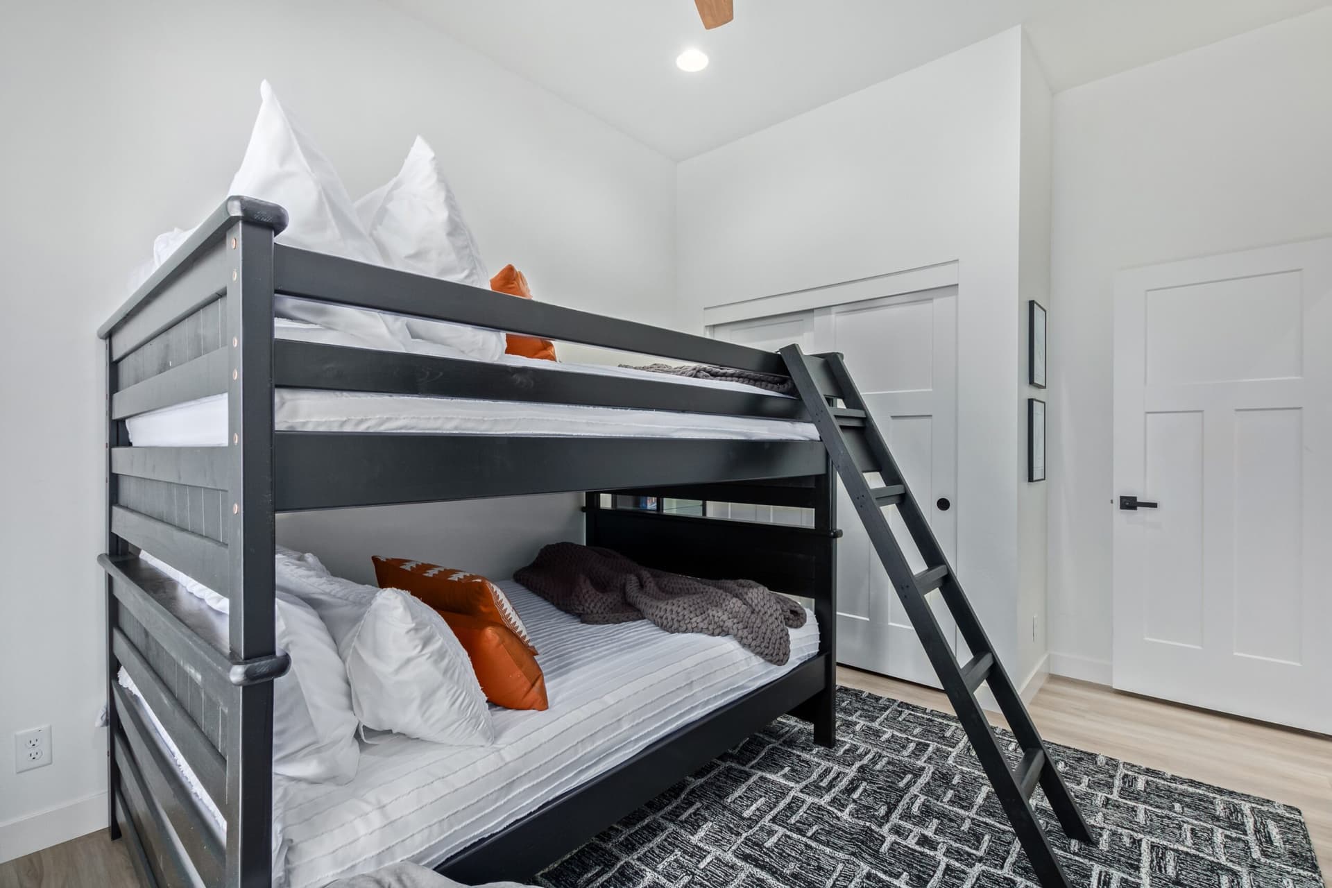 Le Cabin Noir - Image 28