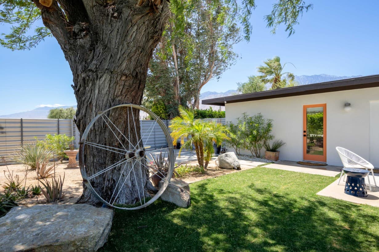 Hugh Kaptur's Mid Century Modern Oasis - Image 54