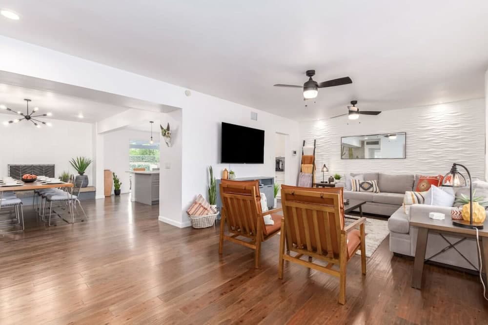 Ochenta Modern Retreat - Image 2