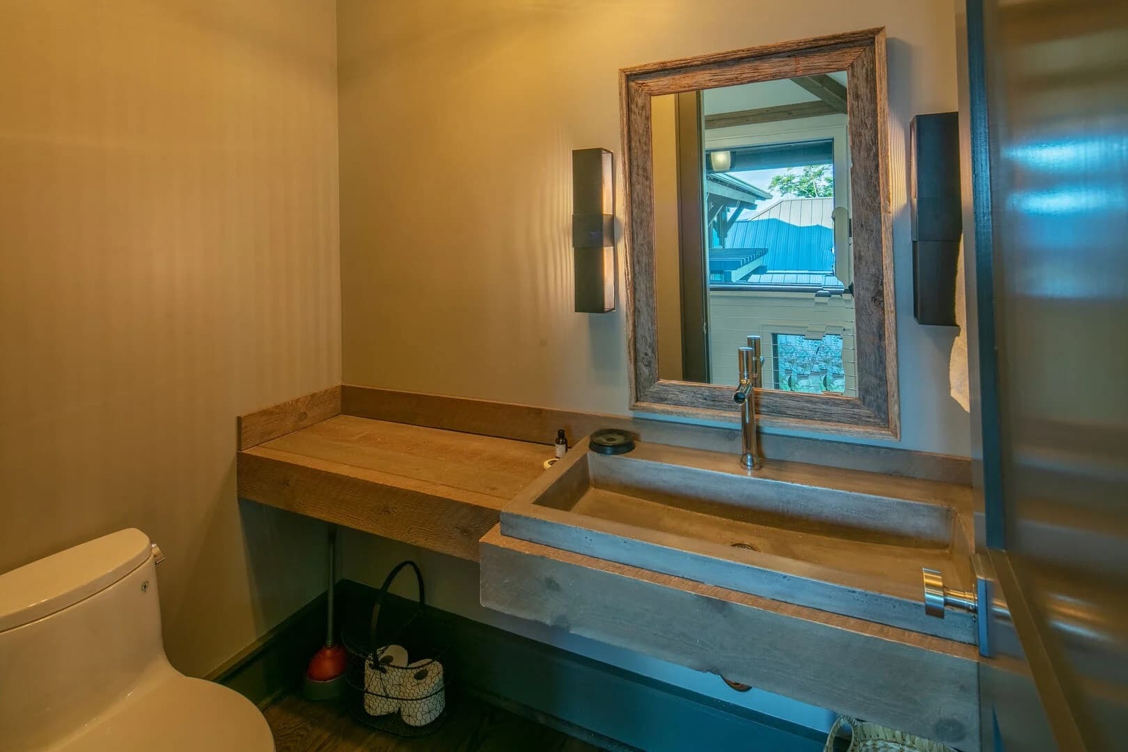 Outside Inn Place - Image 33