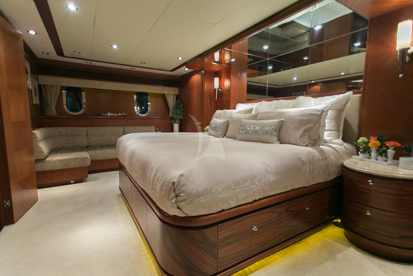 Beachfront Yacht - Image 7