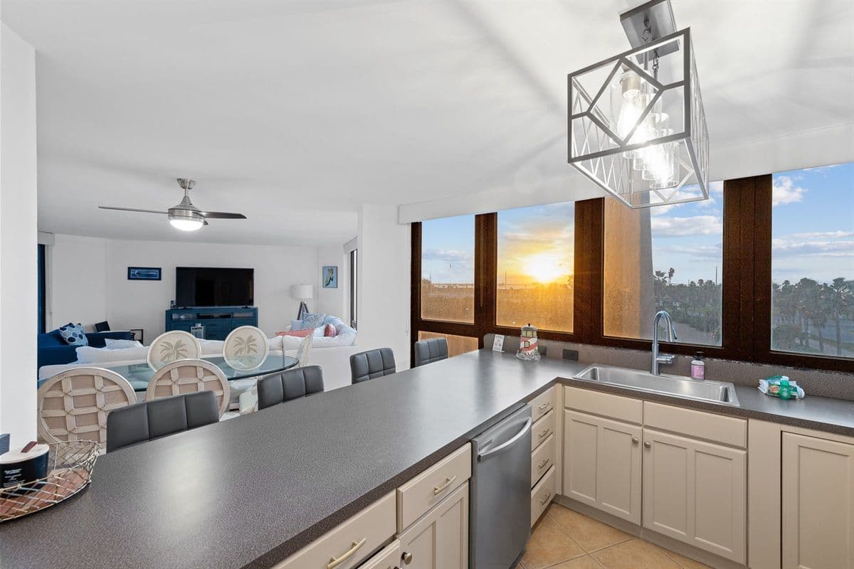 Bridgepoint Residence - Image 17