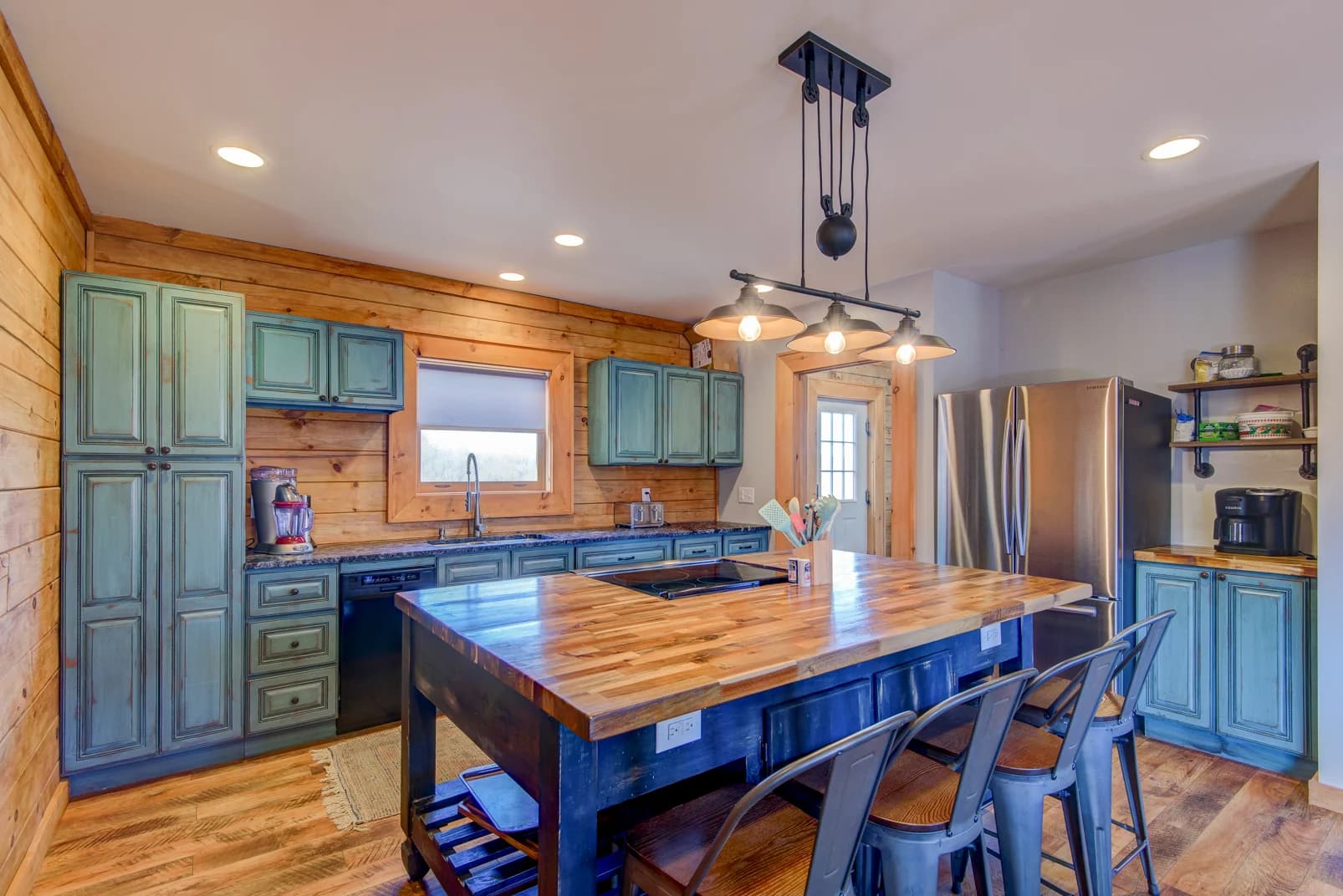 Mountain Range Retreat - Image 3