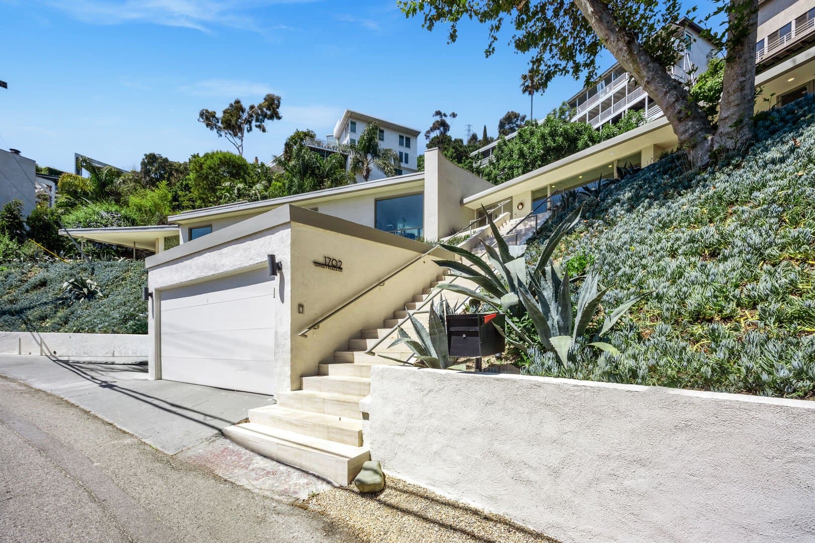 Sunset Plaza View - Image 36