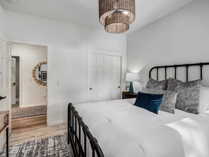 Lakeshore Luxury Chalet - Image 21