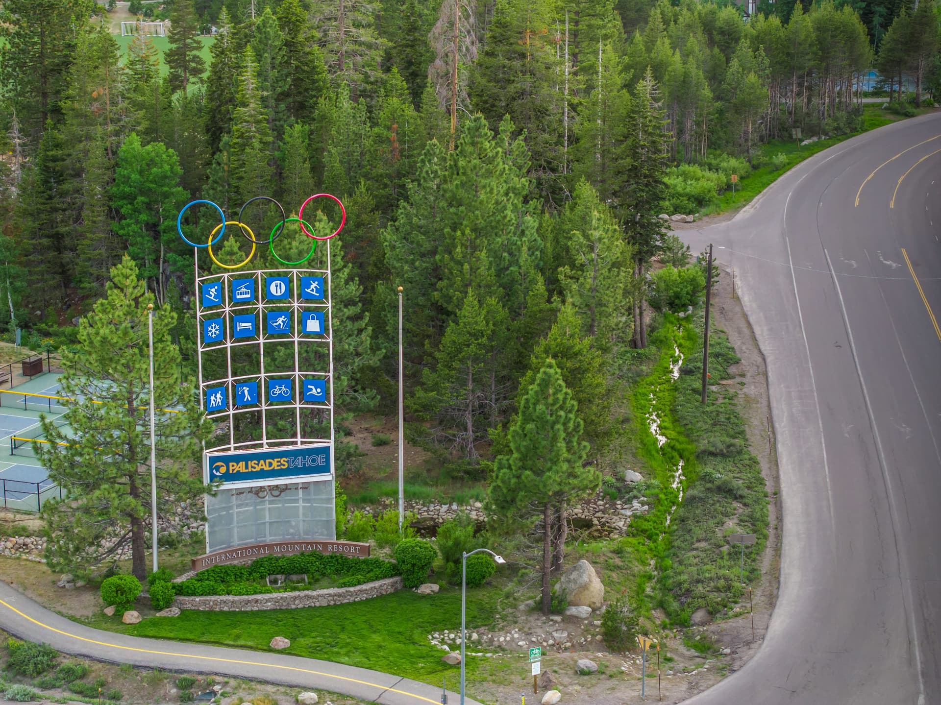 Modern Creekside Retreat - Image 33