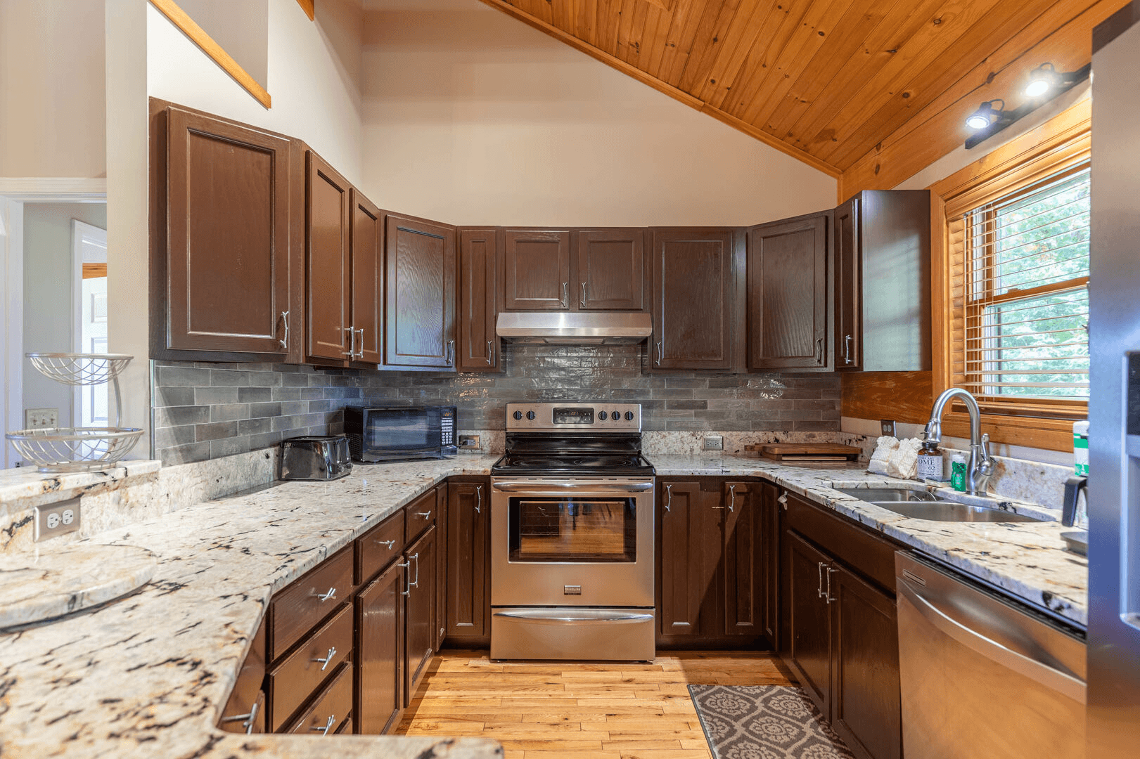 Log Inn at River Ridge - Image 6