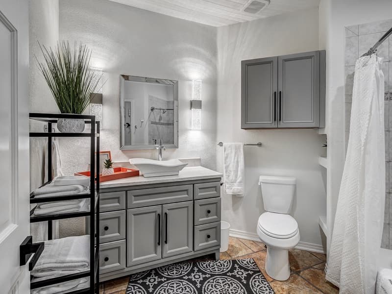 Lakeshore Luxury Chalet - Image 19