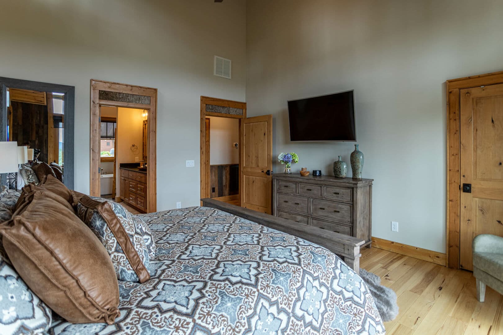 Lazy Bear Home - Image 12