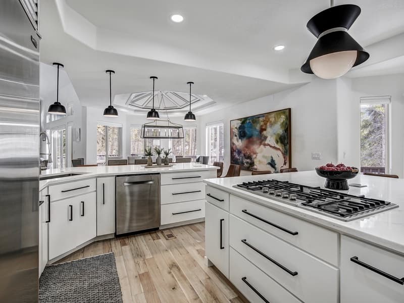 Lakeshore Luxury Chalet - Image 12