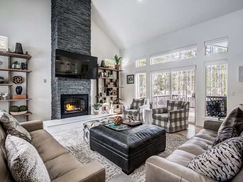 Lakeshore Luxury Chalet - Image 3