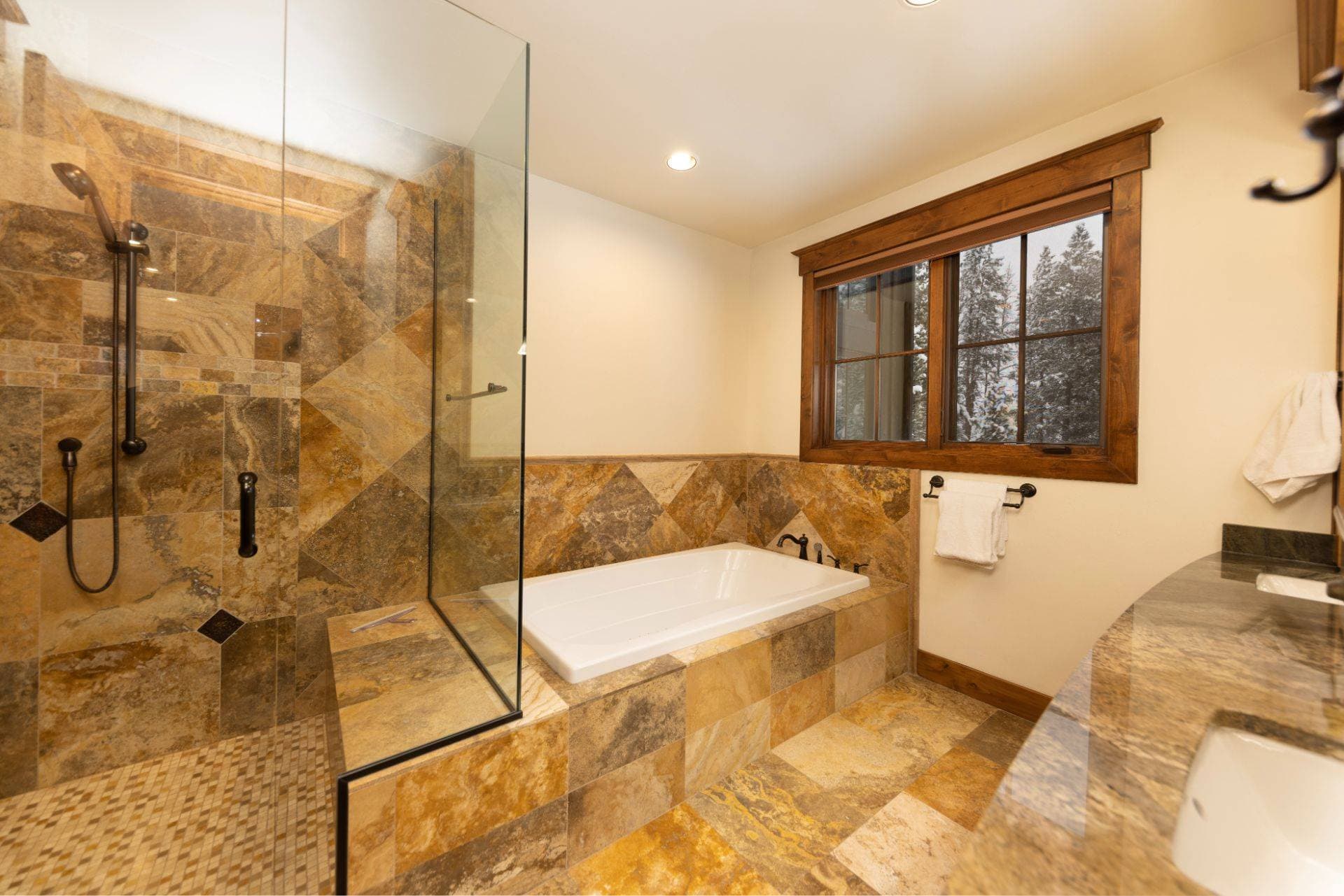 Last Nickel Lodge - Image 16