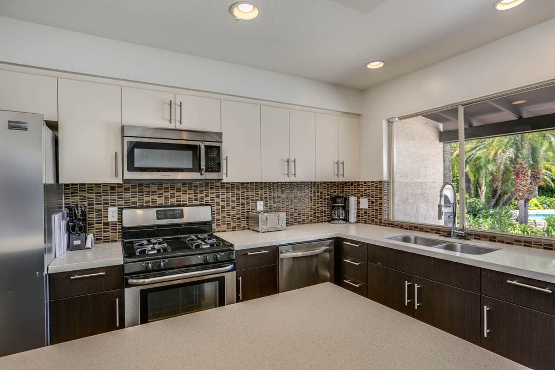 Poolside Terrace - Image 9