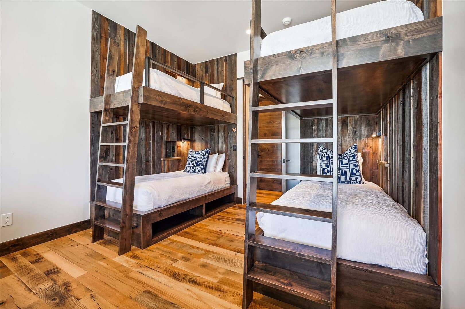 Modern View Manor - Image 33