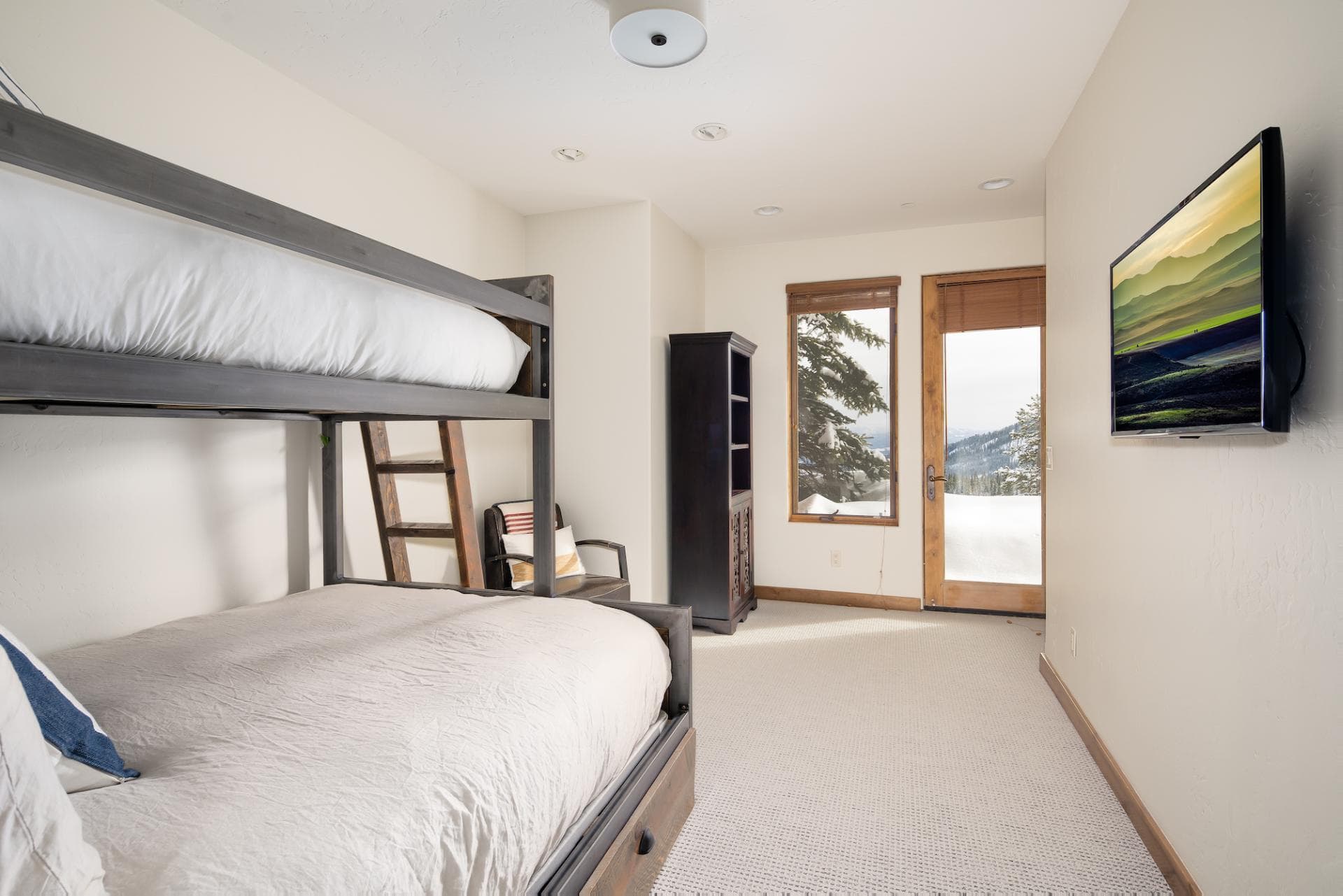 Big View Luxury Suite - Image 17