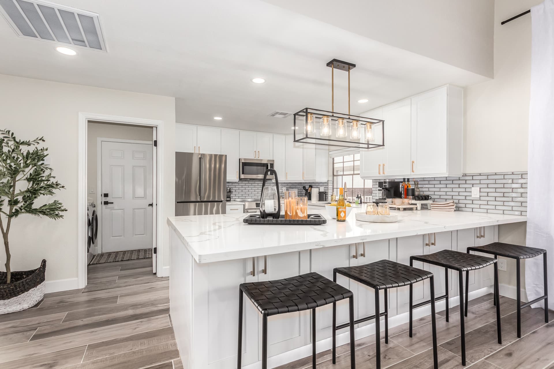 Modern Retreat - Image 12