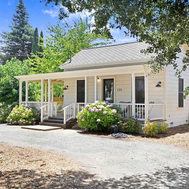 Newcomb Vineyard Escape