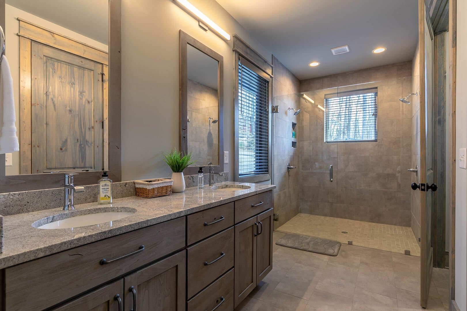 Zion House - Image 28