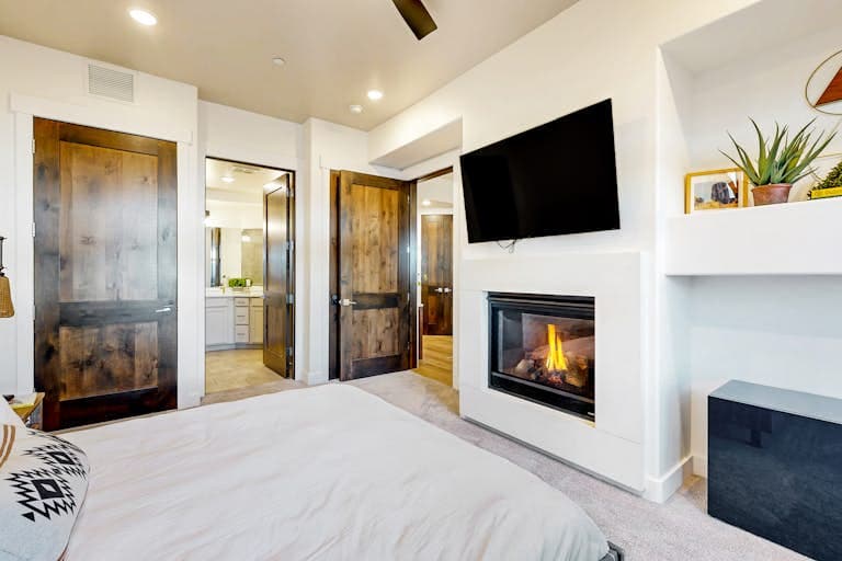 Designer Blackstone Condo - Image 14