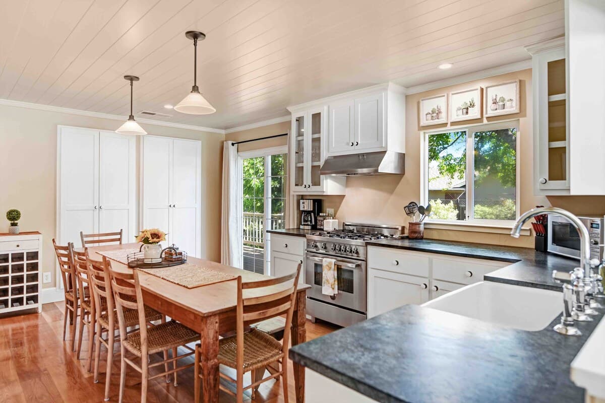 Newcomb Vineyard Escape - Image 9